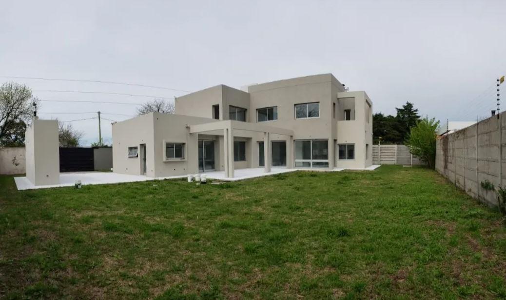 Casa venta 3 dormitorios 4 baños 720mts2 totales - Villa Elisa