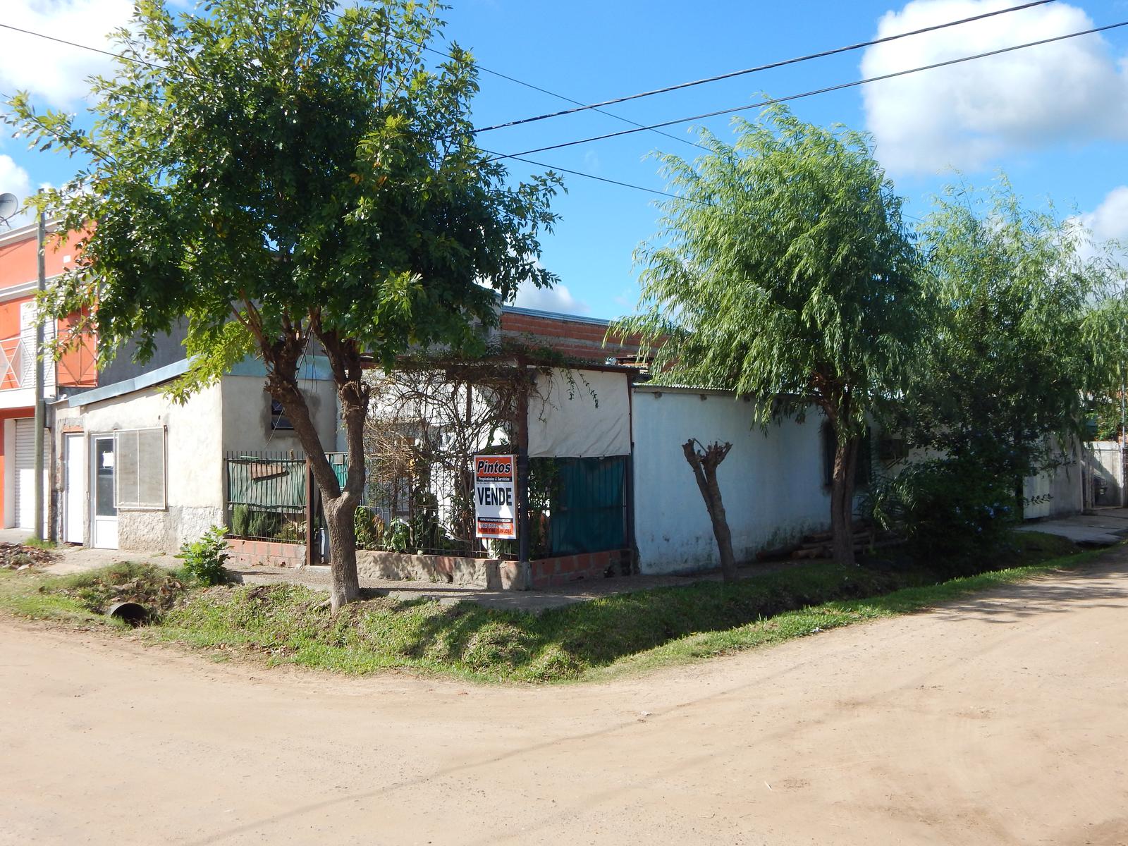 Casa con depto sobre calle Cabildo, esquina Junín. SAN JOSE. ENTRE RIOS.