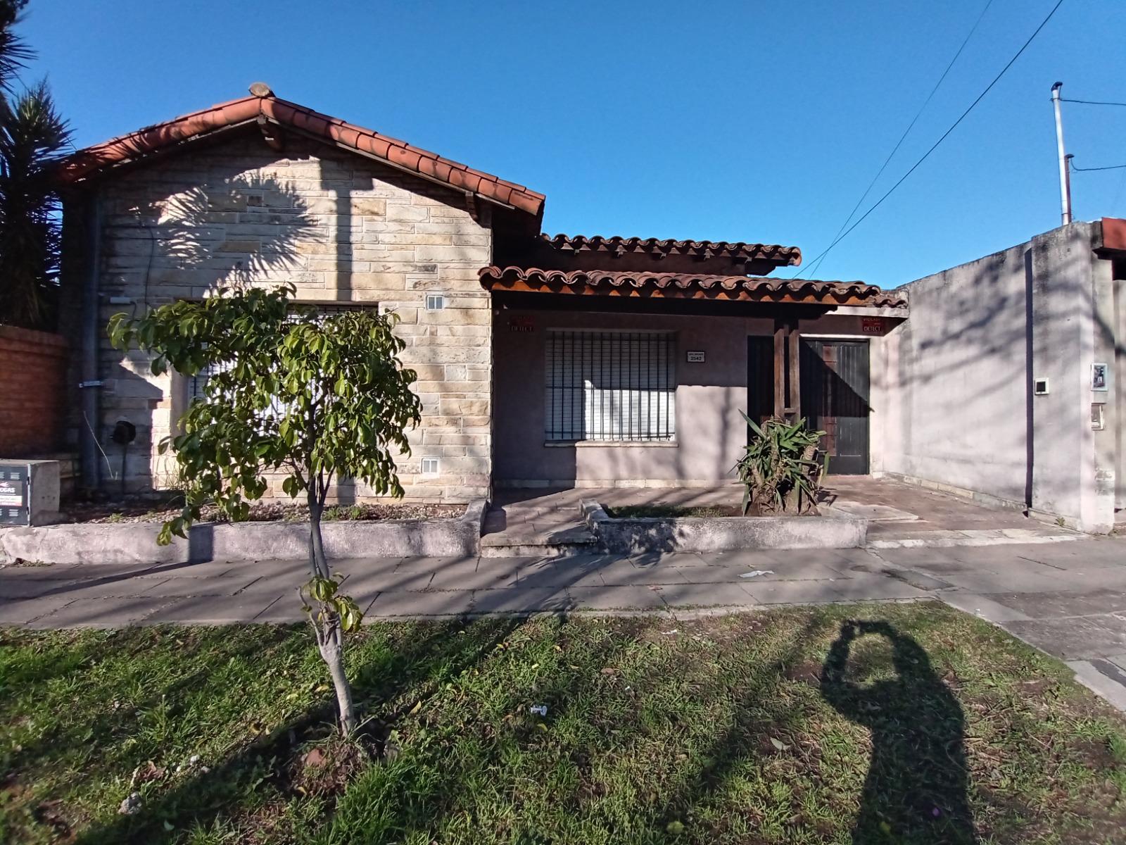 Casa en venta - 2 Dormitorios 1 Baño - Cochera - 220Mts2 - Castelar, Morón