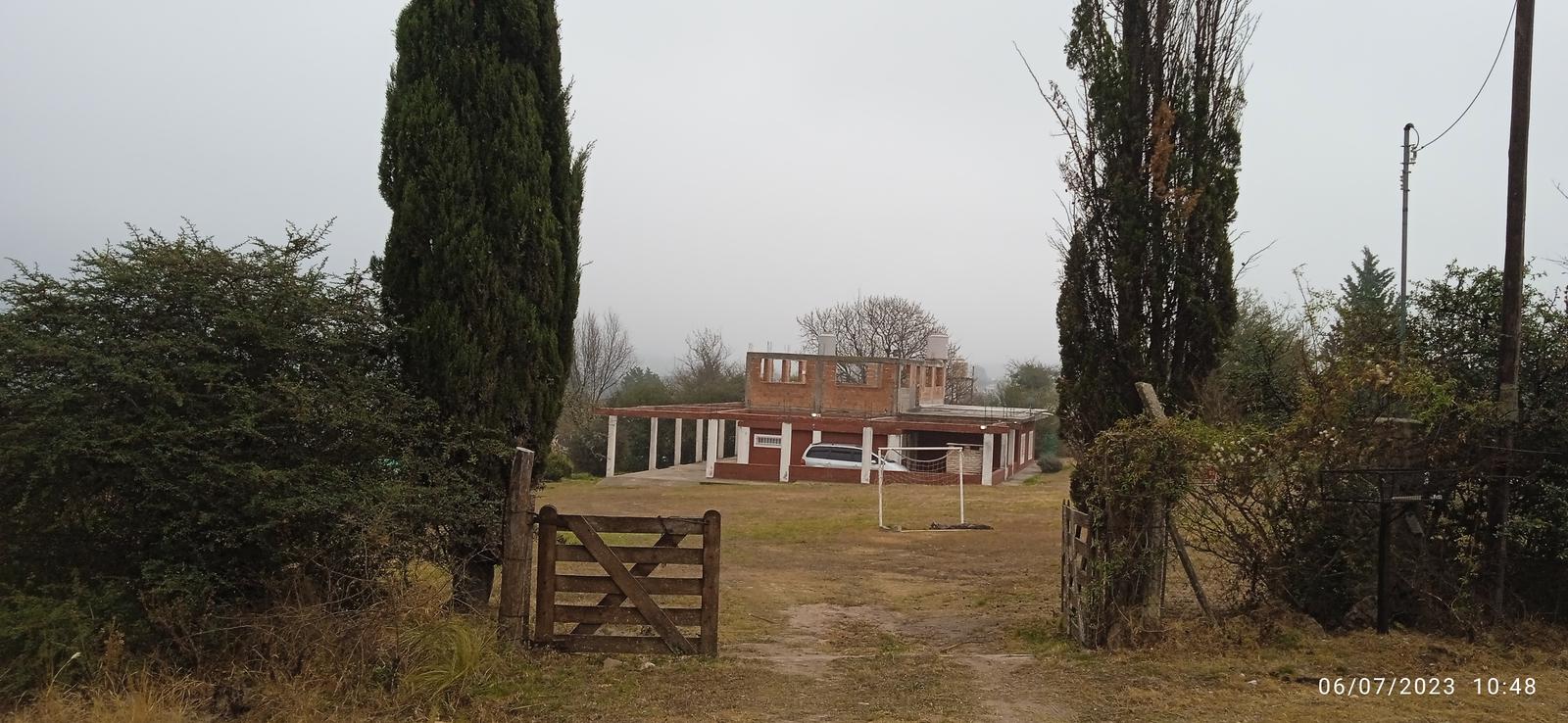 CASA SOBRE GRAN TERRENO EN AV CASSAFOUSTH