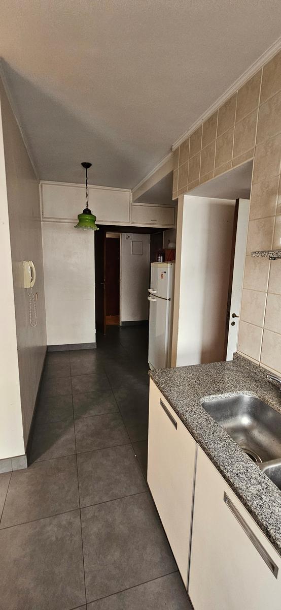 Marcelo T Alvear 1200, 2  dormitorios,  3  ambientes  con  dependencia.