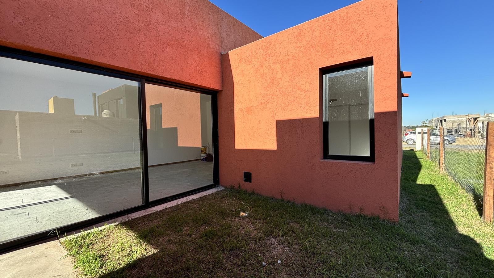 VENTA - CASA A ESTRENAR DOS DORMITORIOS CON COCHERA Y PILETA - BARRIO BRISANOVA, PUEBLO ESTHER