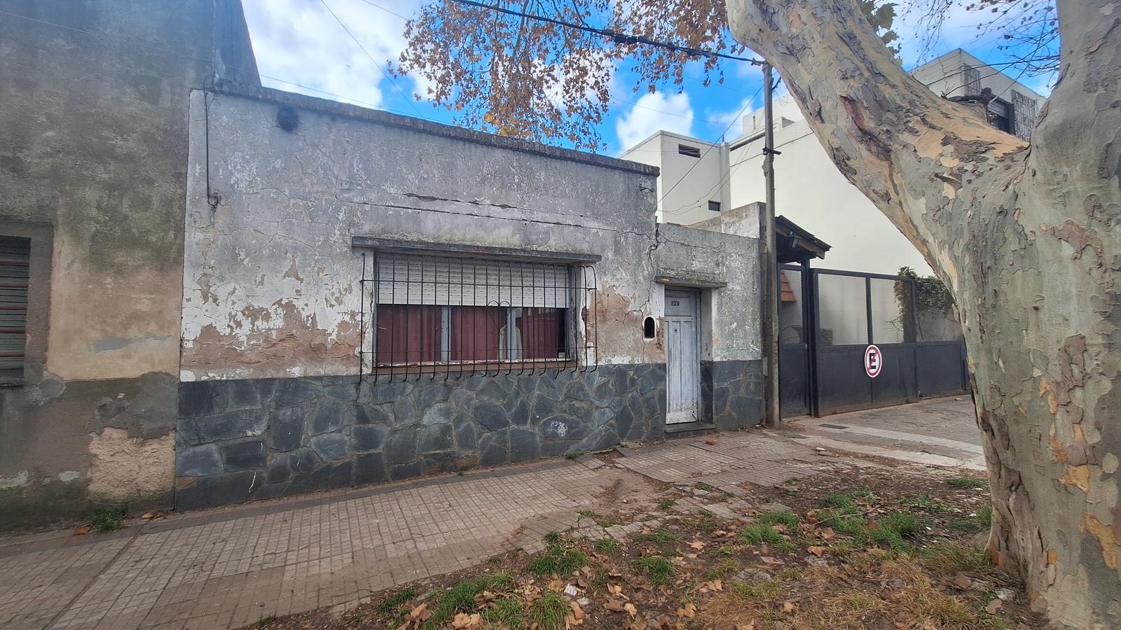 Terreno en  venta, con construccion a demoler