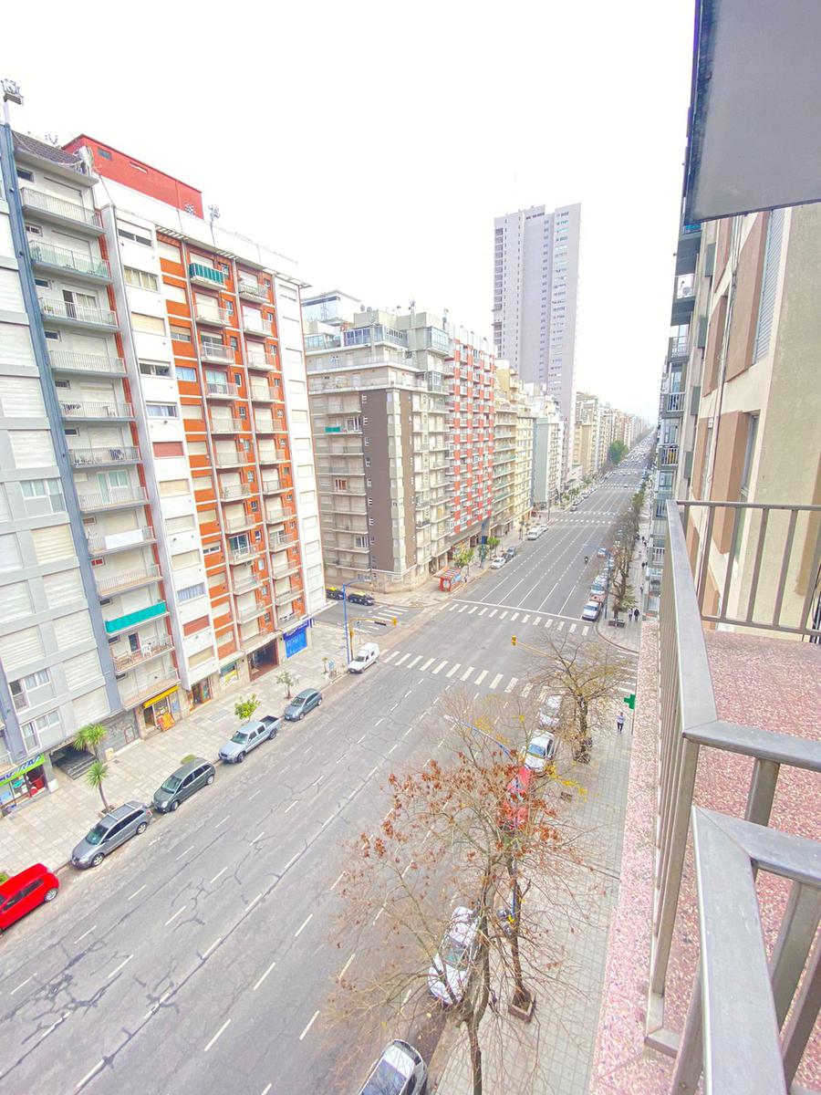 Departamento de 1 ambiente a la calle con balcon saliente