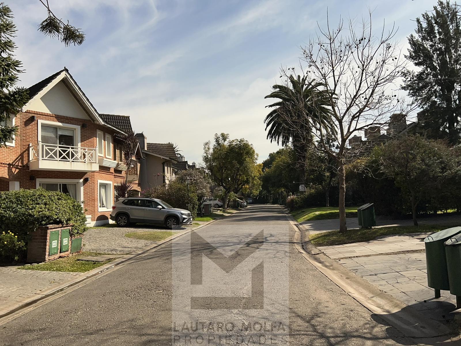 DUPLEX EN BARRIO CERRADO MARIA DEL PARQUE