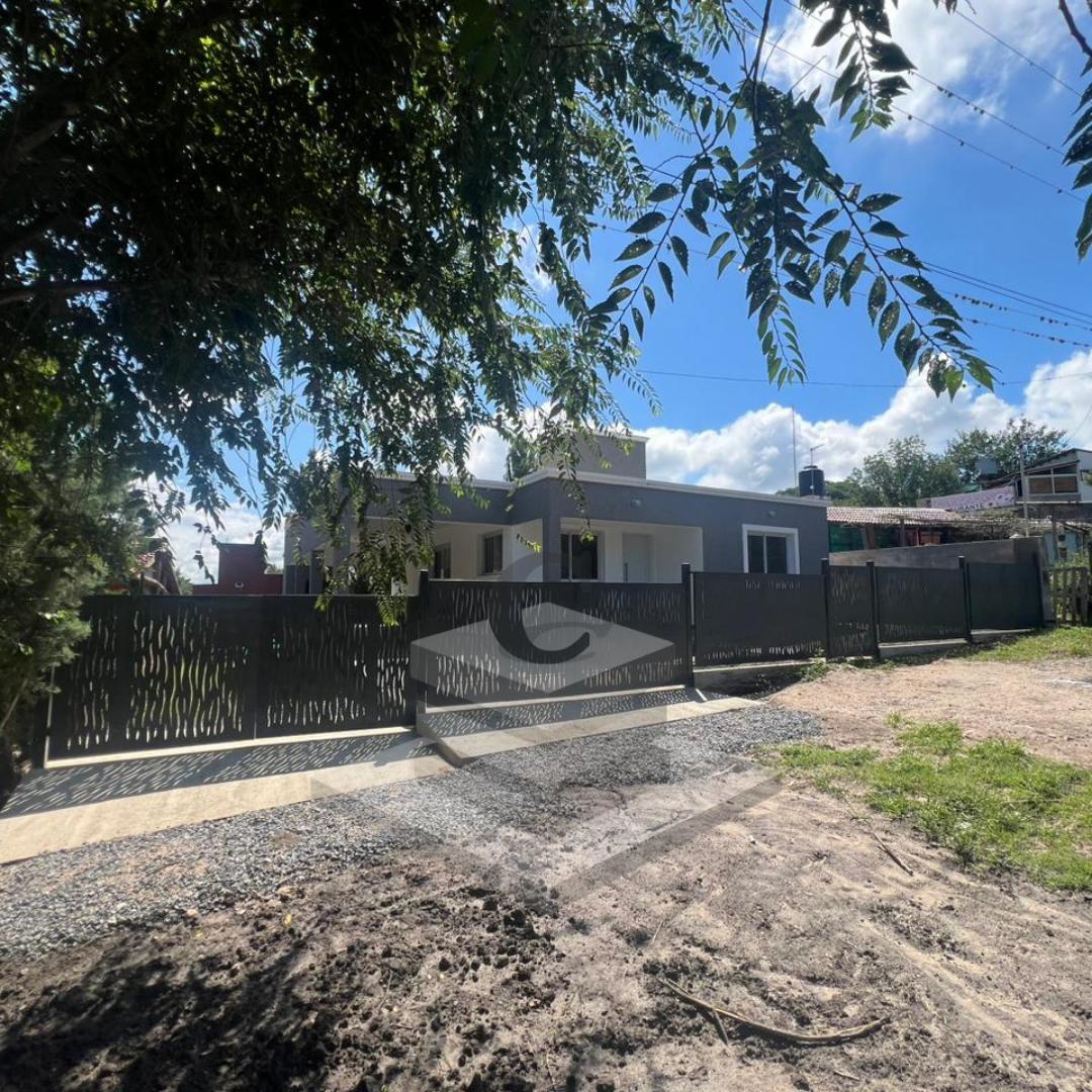 CASA EN VENTA  Impecable propiedad con pileta a estrenar en Siquiman sobre costanera de Ruta nac 38 ref: 1698