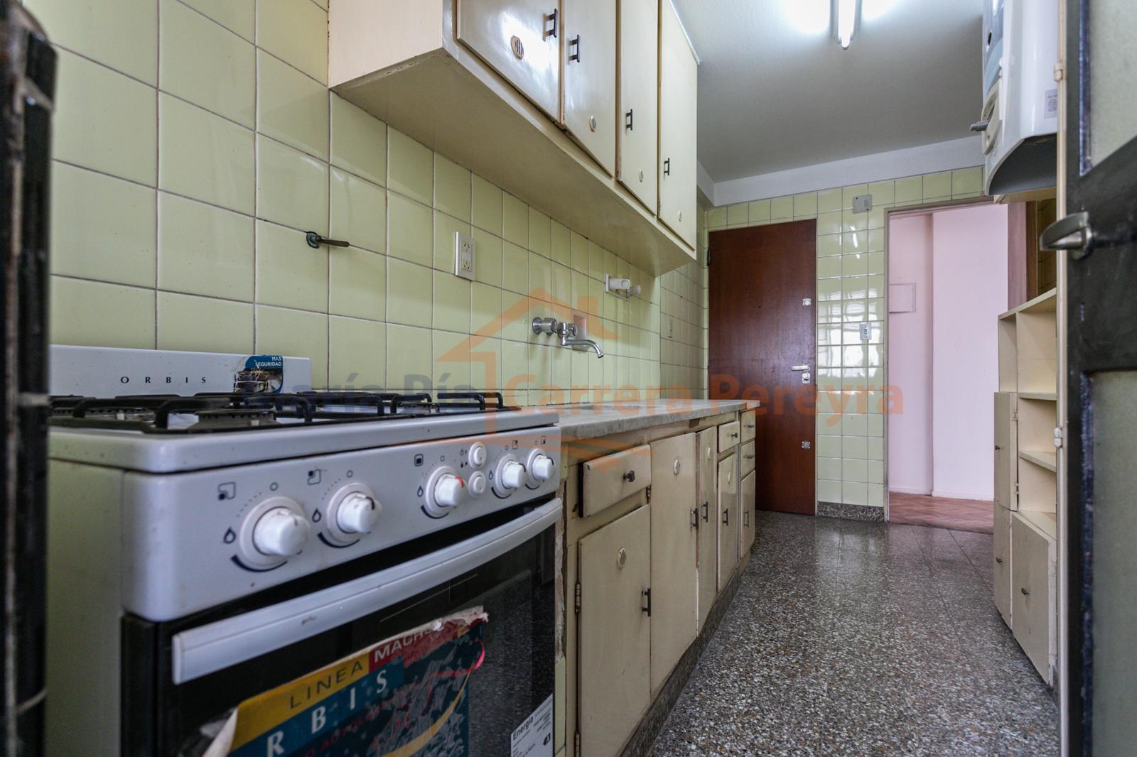 VENTA DEPARTAMENTO 4 AMBIENTES PISO 6º FRENTE AZCUENAGA Y AV CORDOBA A RECICLAR