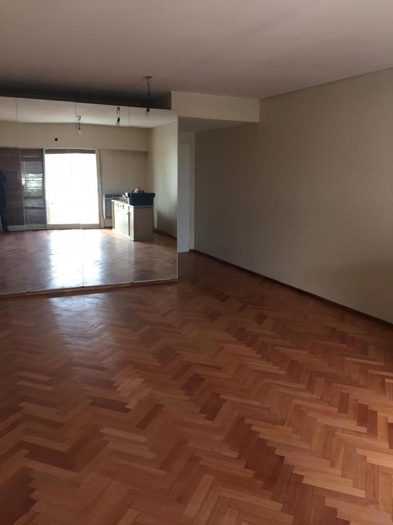 VENTA - AVELLANEDA 2447. FLORES. Departamento con balcón al frente y cochera. Piso Alto. Muy Luminoso! Próximo al Centro Comercial del Barrio de Flores..