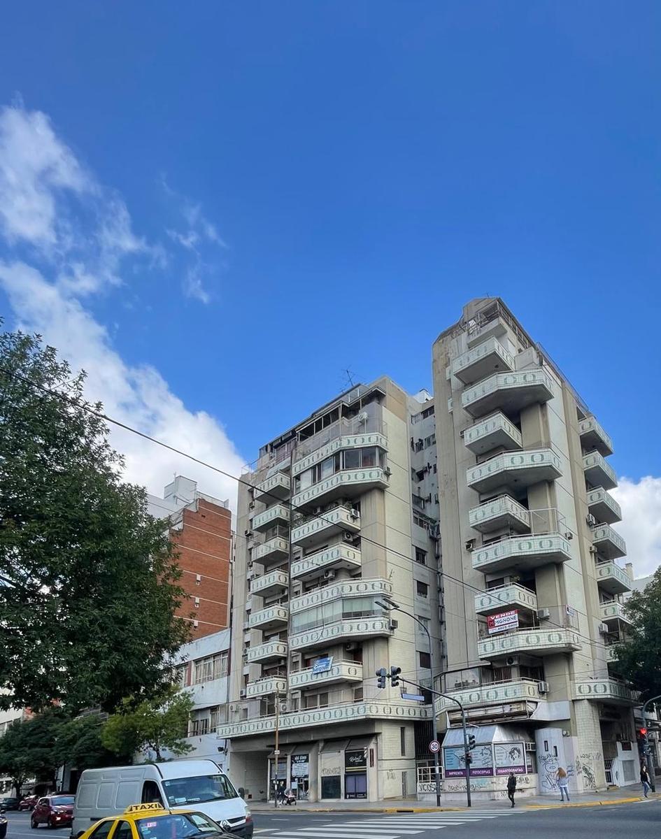 Oportunidad! Departamento de 3 ambientes al frente Caballito en venta!