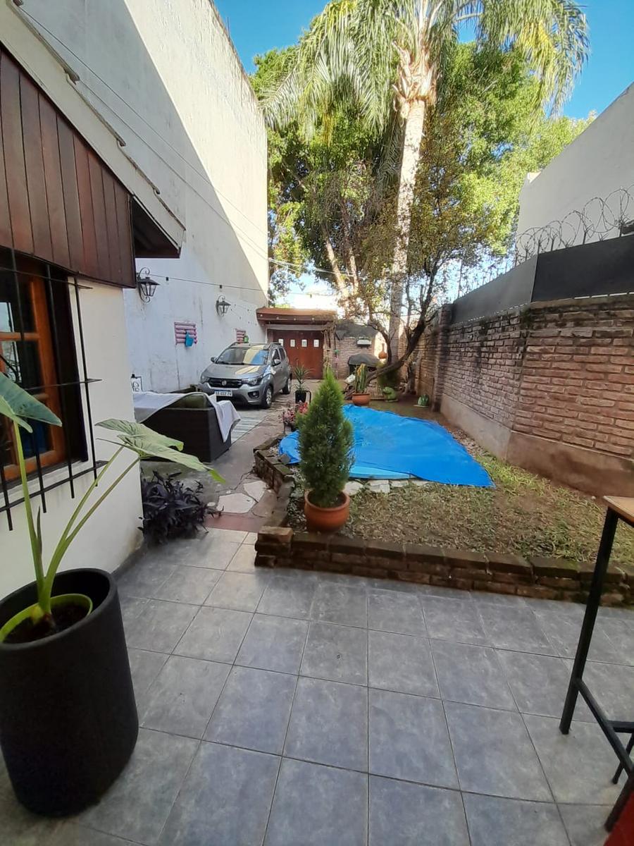 HERMOSO TIPO CASA CINCO AMBIENTES CON JARDIN Y PILETA