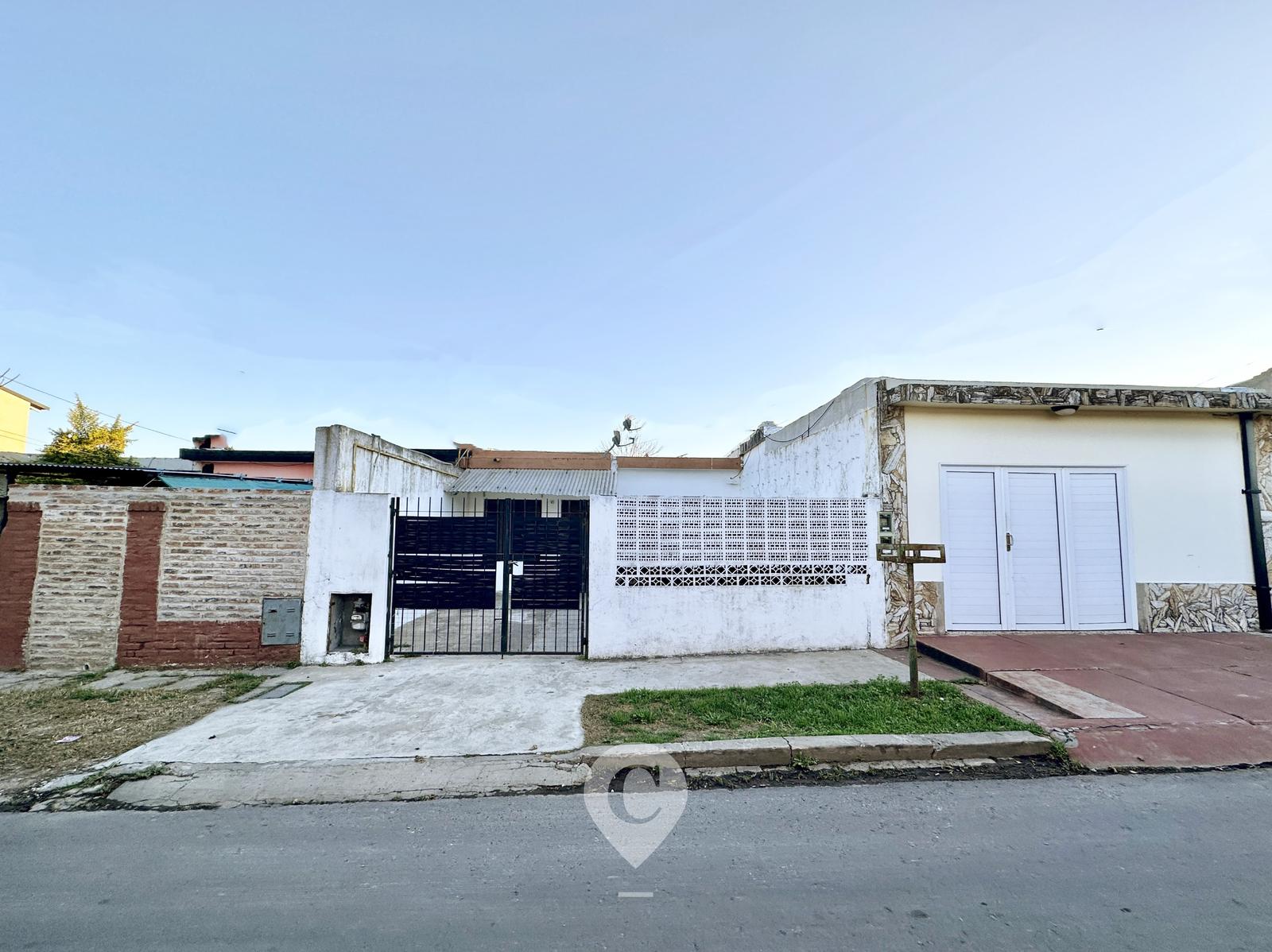 Casa en Venta en Dalmine Nuevo Centro Campana. 2 dormitorios. Patio y parrilla. Ideal para Reciclar