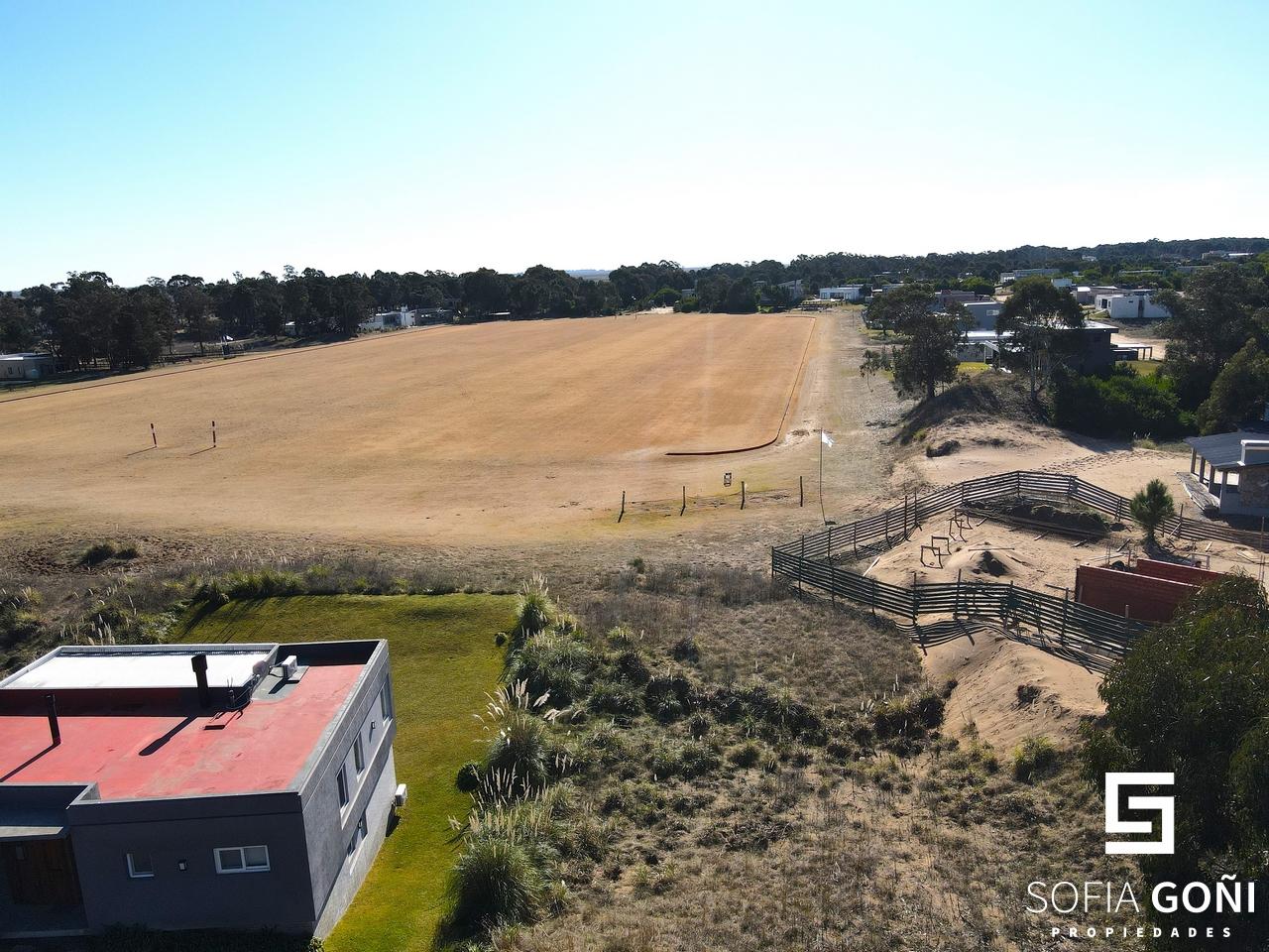 Lote con vista a la cancha de polo en barrio Ecuestre de Costa Esmeralda