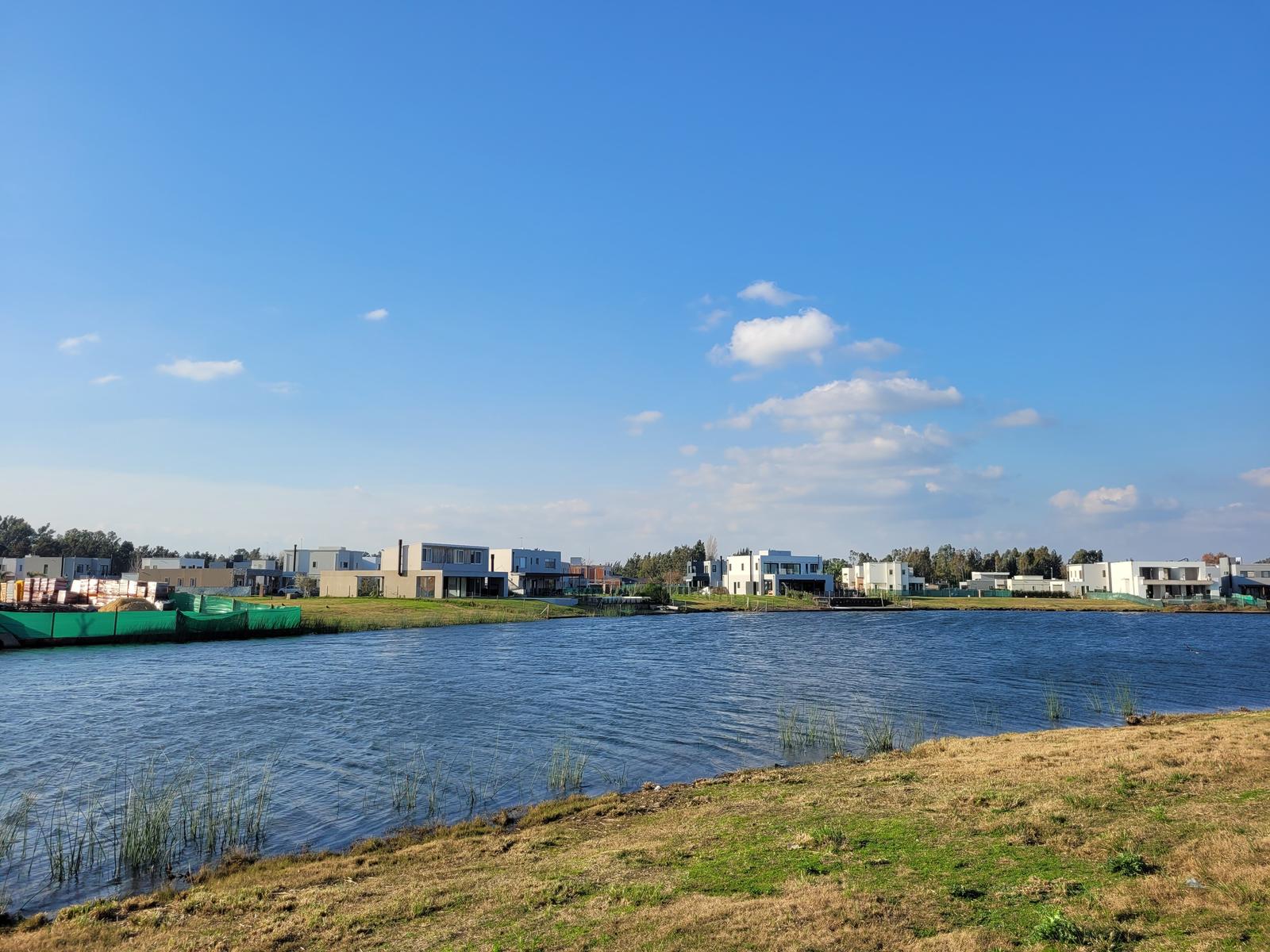 Santa Ana  Venta  Uno de los lotes más grandes del barrio con más de 24mts de costa sobre laguna