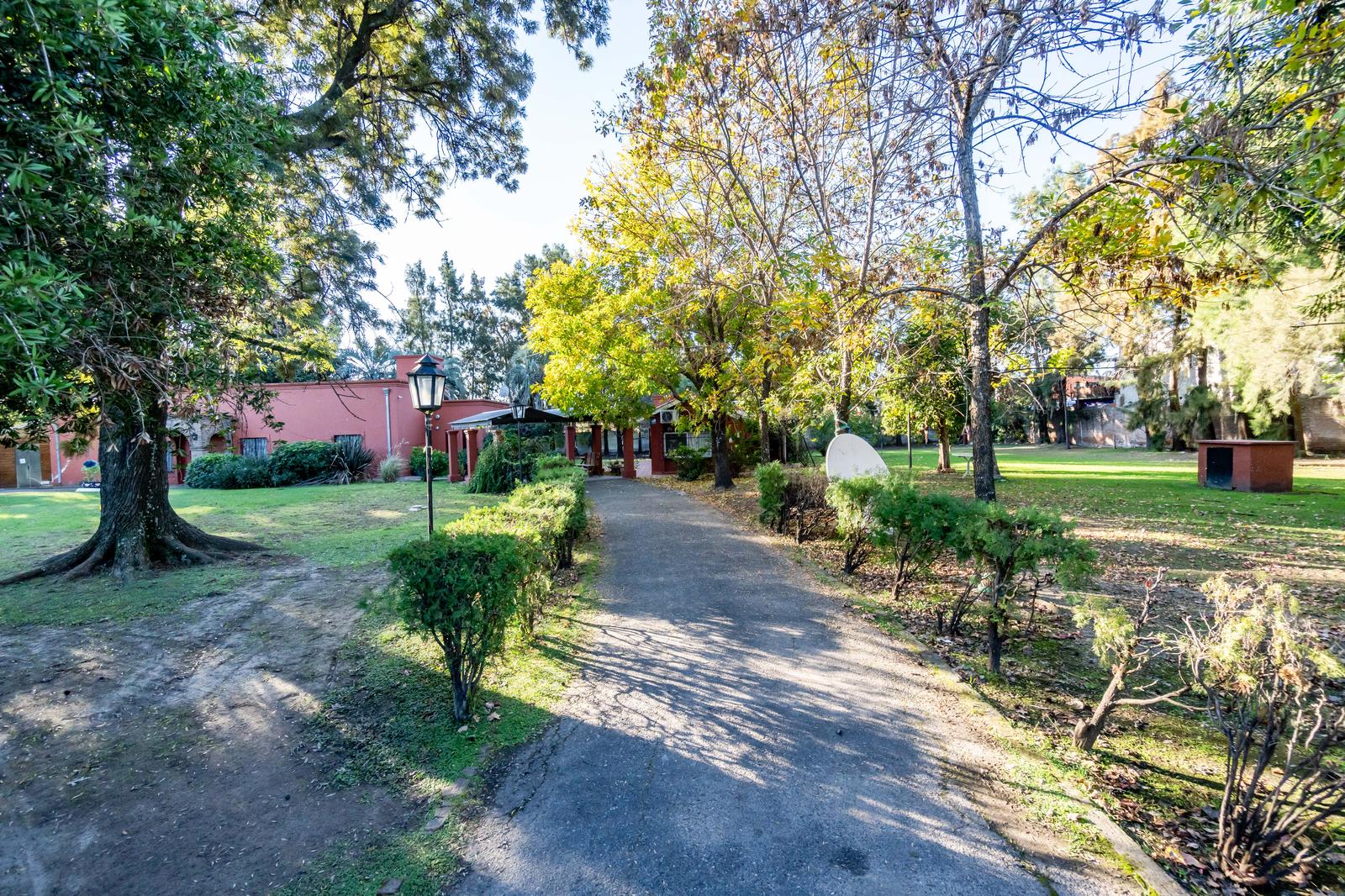 VENTA - Terreno con casa a refaccionar y pileta - Fisherton, Rosario