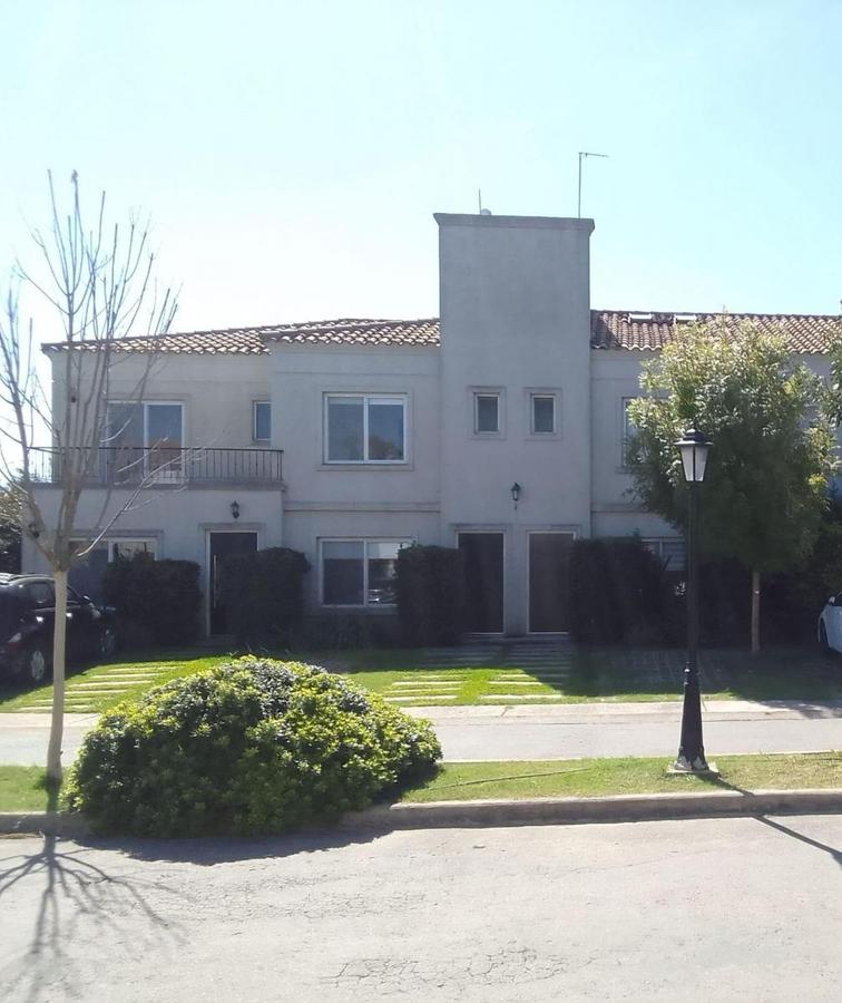 Venta casa duplex 3 amb. Pilar, Barrio La Angélica