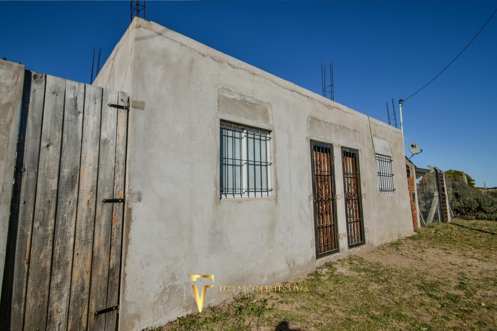 Casa 3 ambientes en Mar de Ajó con cochera - Amplio terreno - salida también  a Dolores