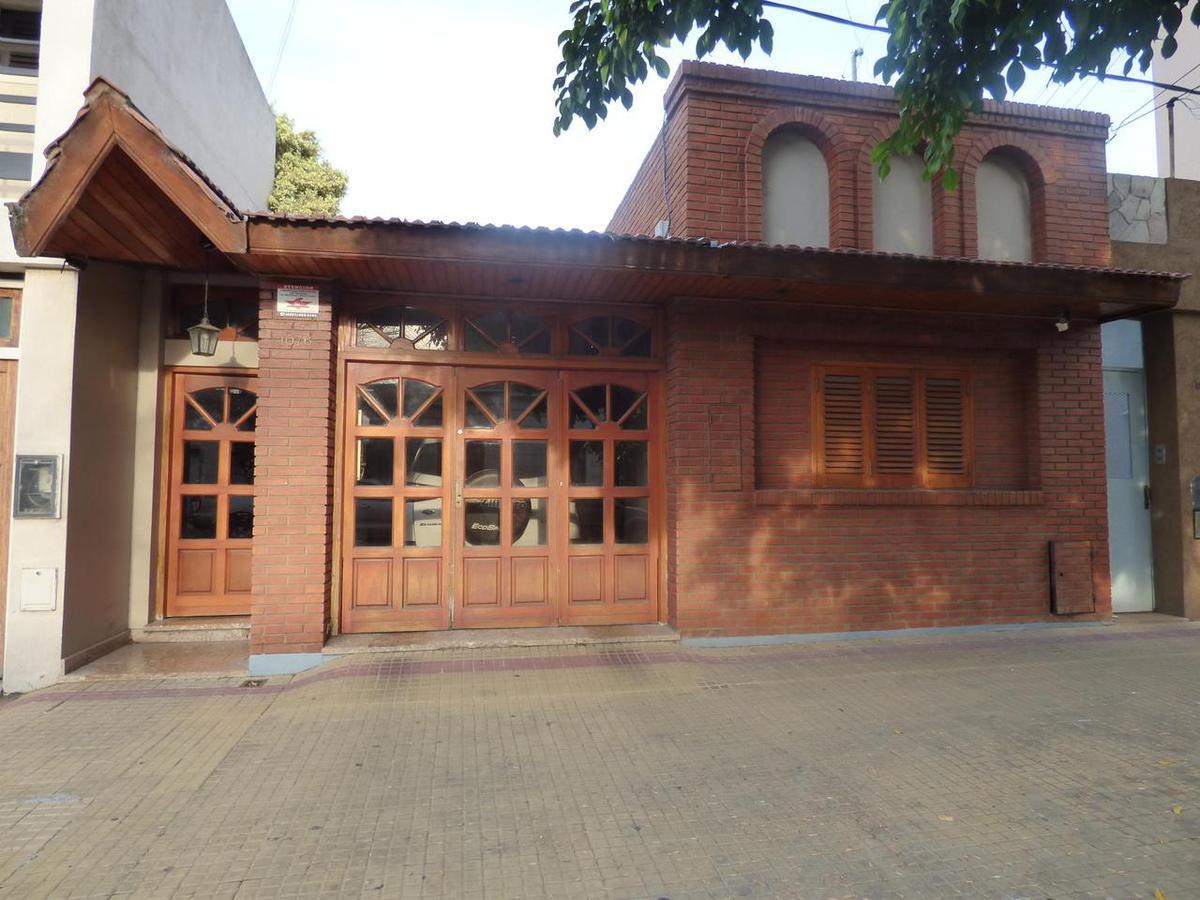 Gran casa con pileta y quincho en venta. Calle 40 entre 16 y 17