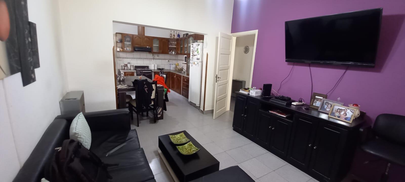 Casa en  venta con pileta y local comercial centrica