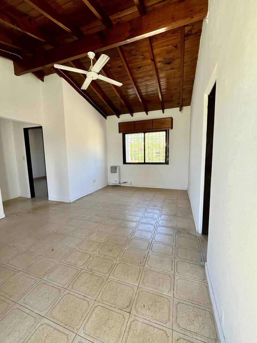 Casa en  Casa 6 amb, Béccar, Multifamiliar con gran lote en Venta.