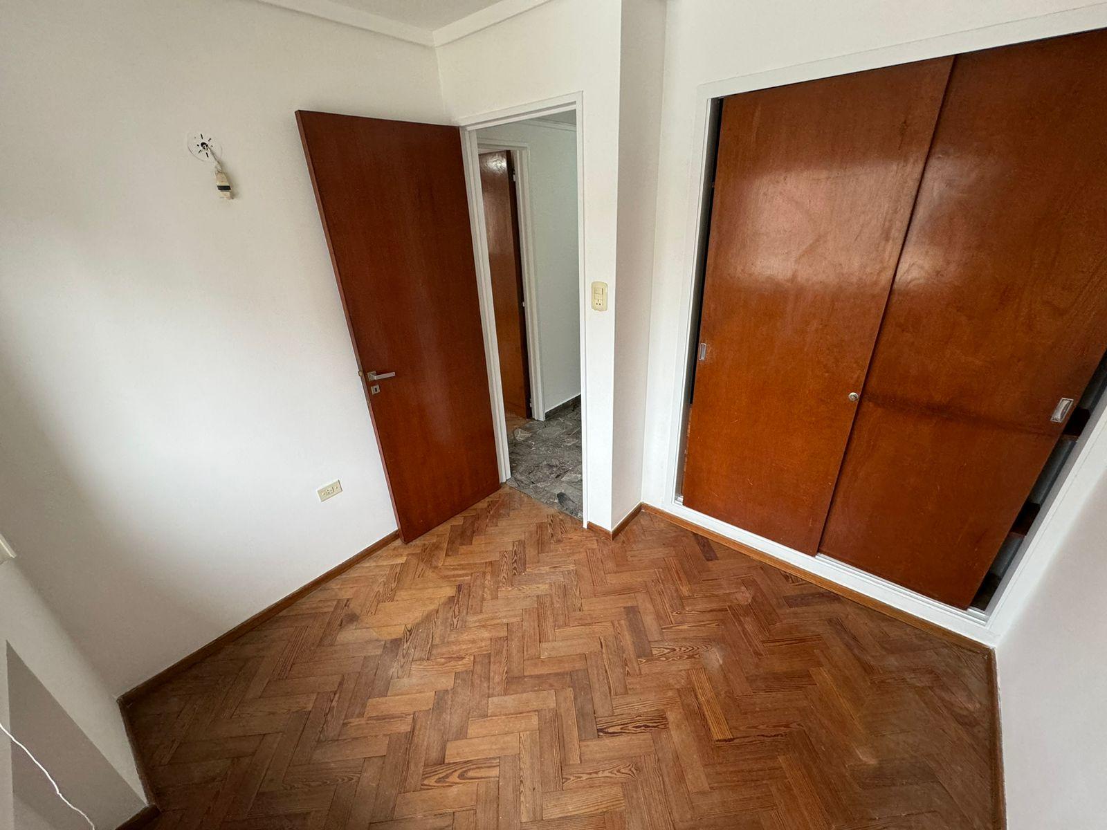 Departamento de 4 dormitorios en Alquiler en 44 e/ 10 y 11