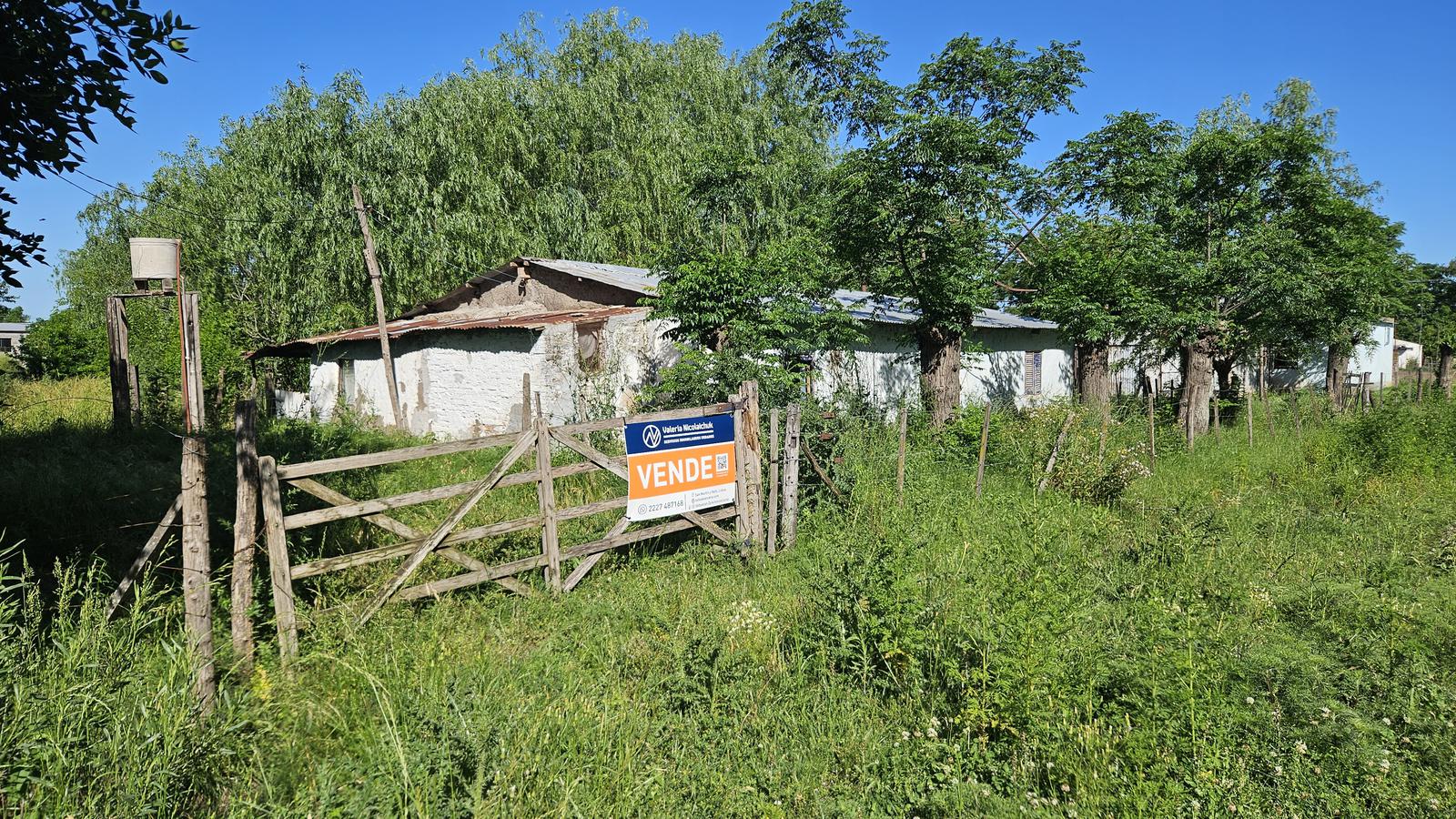 Terreno con casa de adobe