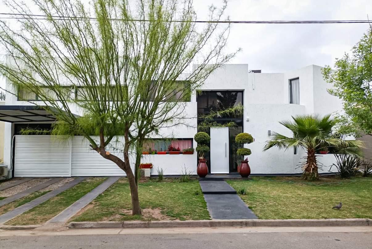 Casa Tejas del Sur 2 con 3 dormitorios 3 baños pileta barrio con seguridad