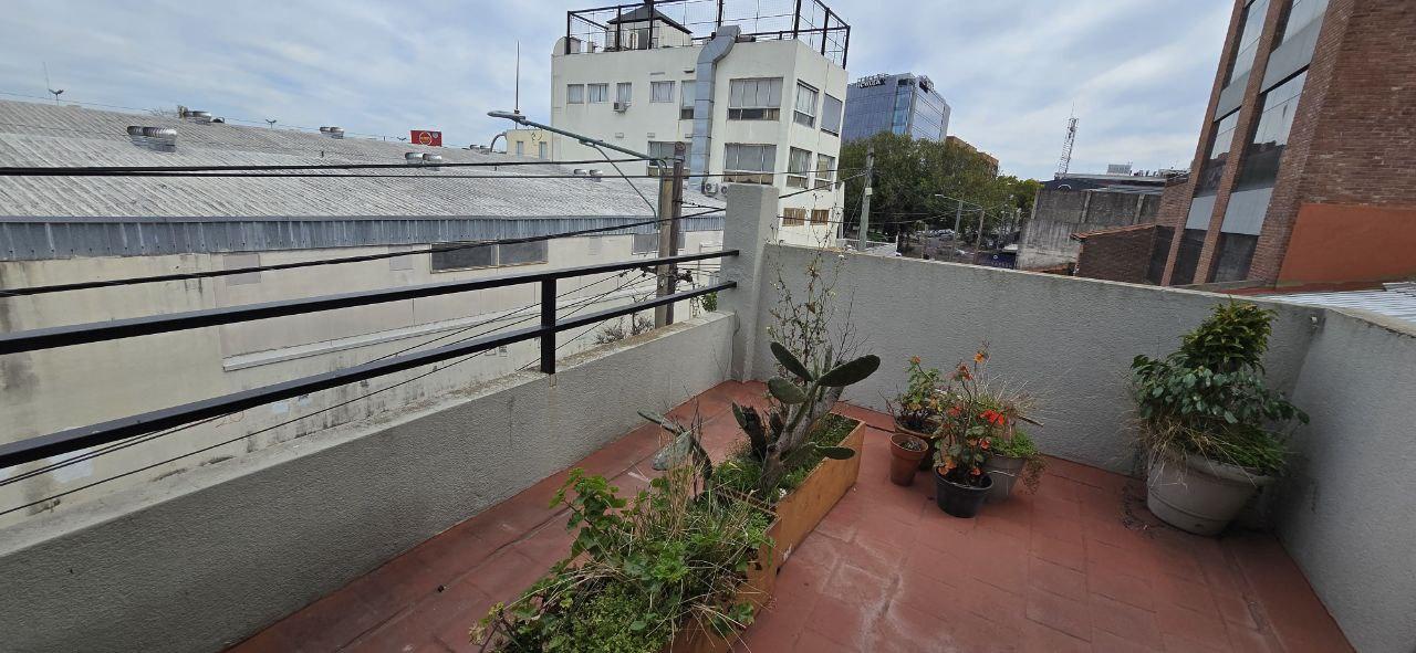 Casa en esquina 3 ambientes con terraza y garaje en Acassuso 3600, Olivos