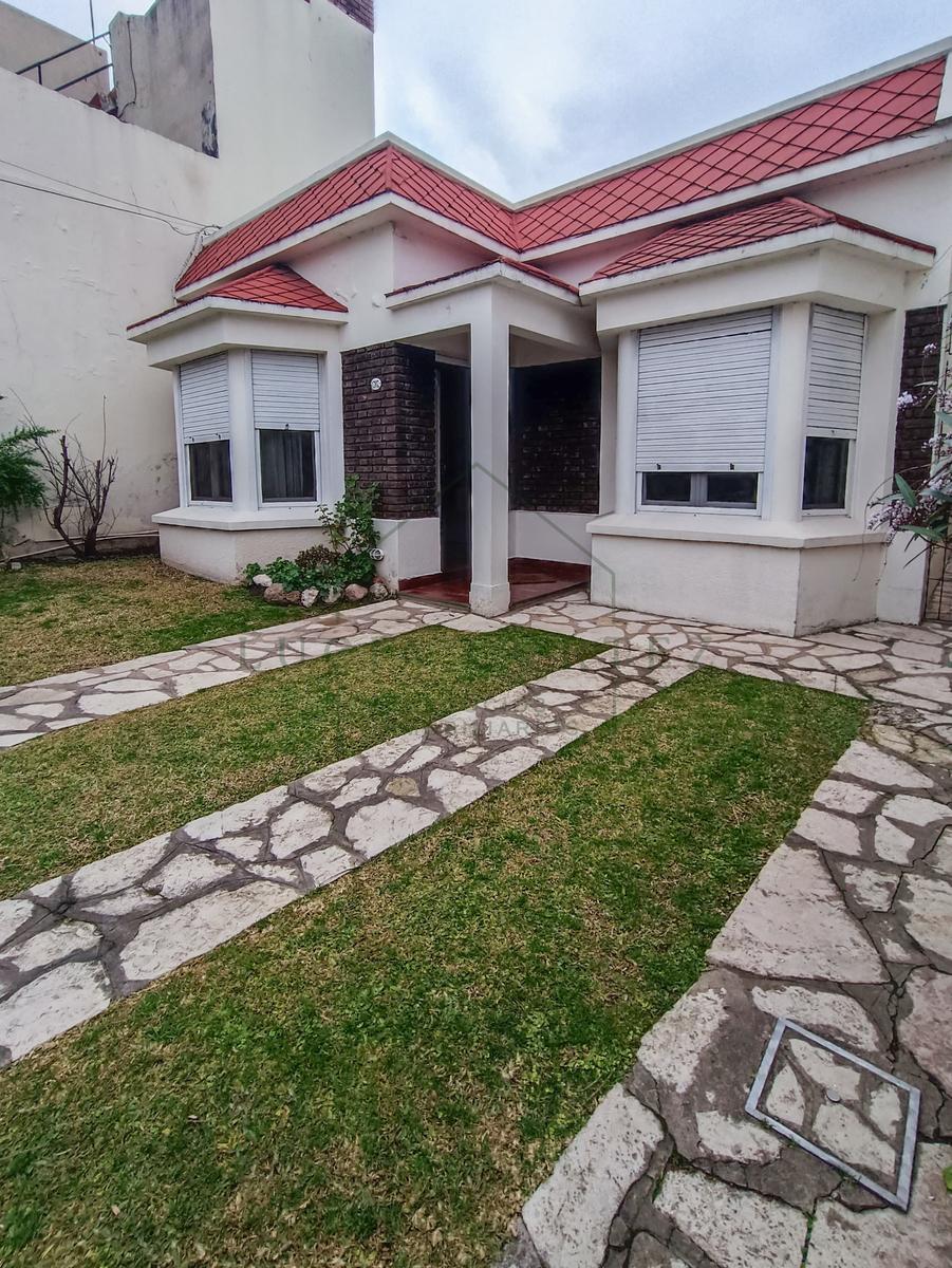 Casa en venta en Martínez de 2 dormitorios con jardín