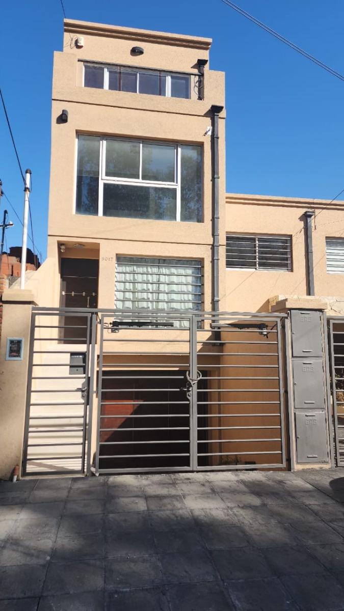 Casa en venta - 3 Dormitorios 2 Baños - Cochera - 160Mts2 - Hurlingham