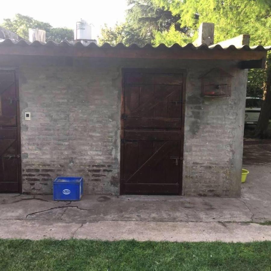 Chalet ubicado a 150 metros de la Avenida Hipólito Yrigoyen. Casa Tipo Chalet Ap