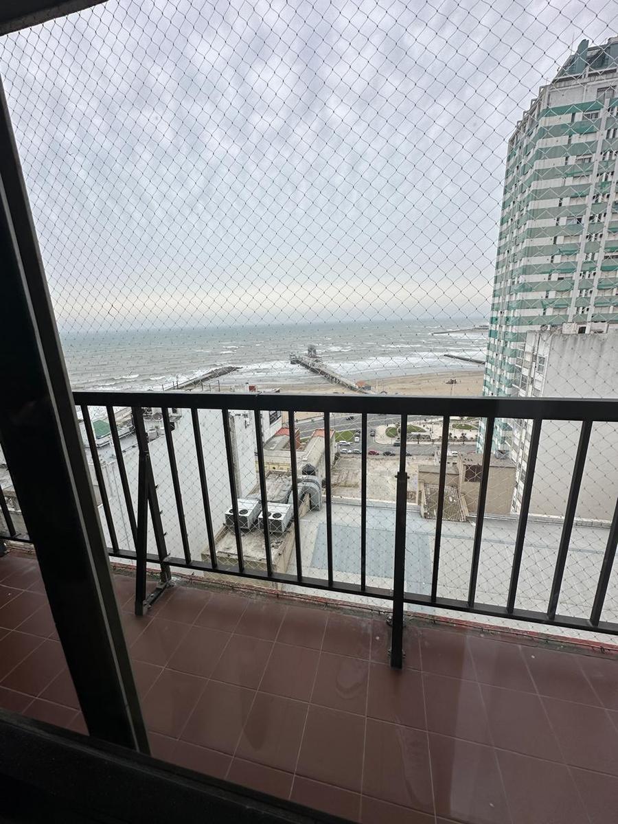 VENDO DEPARTAMENTO 3 AMBIENTES CON VISTA AL MAR Y COCHERA - APTO CREDITO