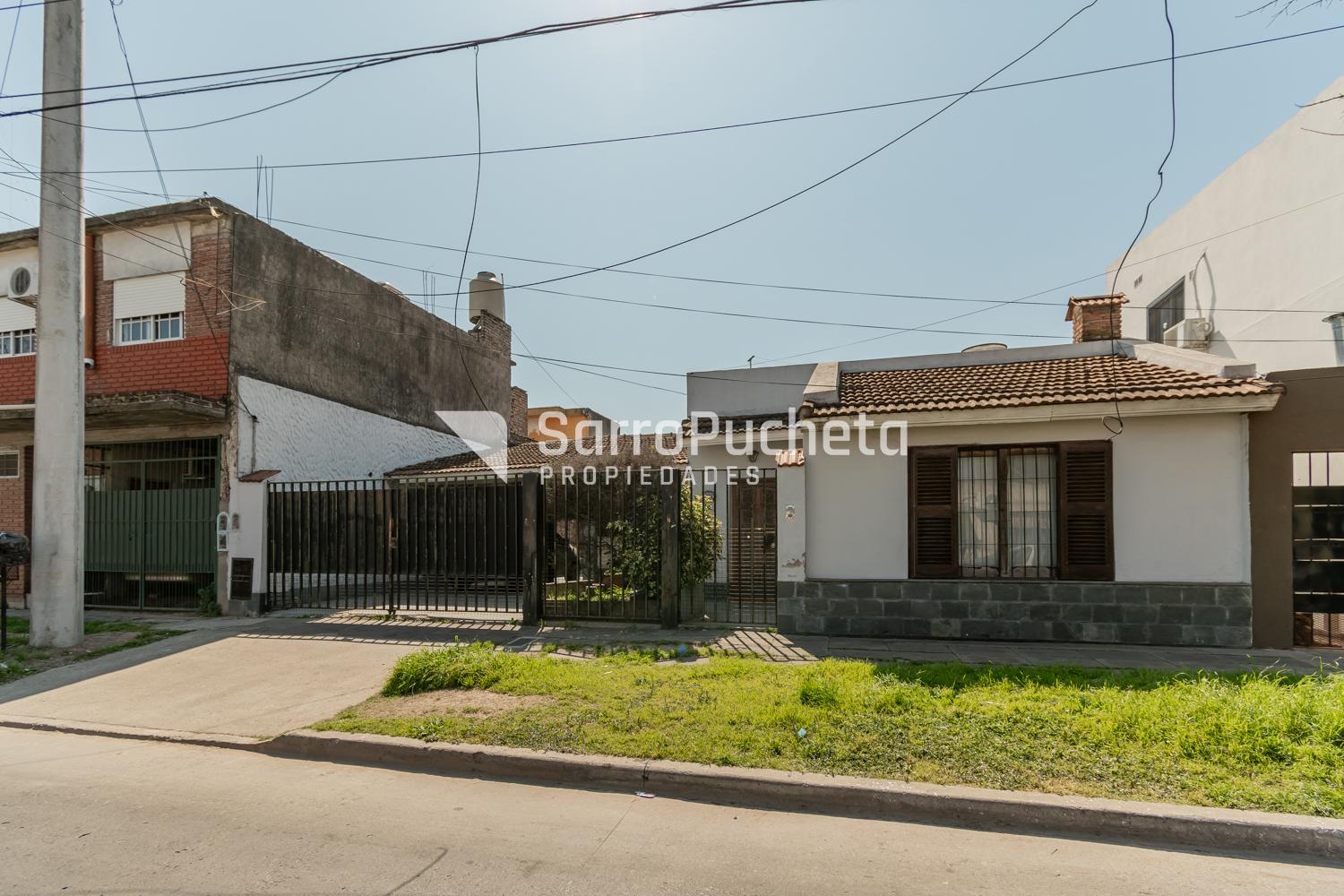 Venta casa 3 ambientes en Morón.