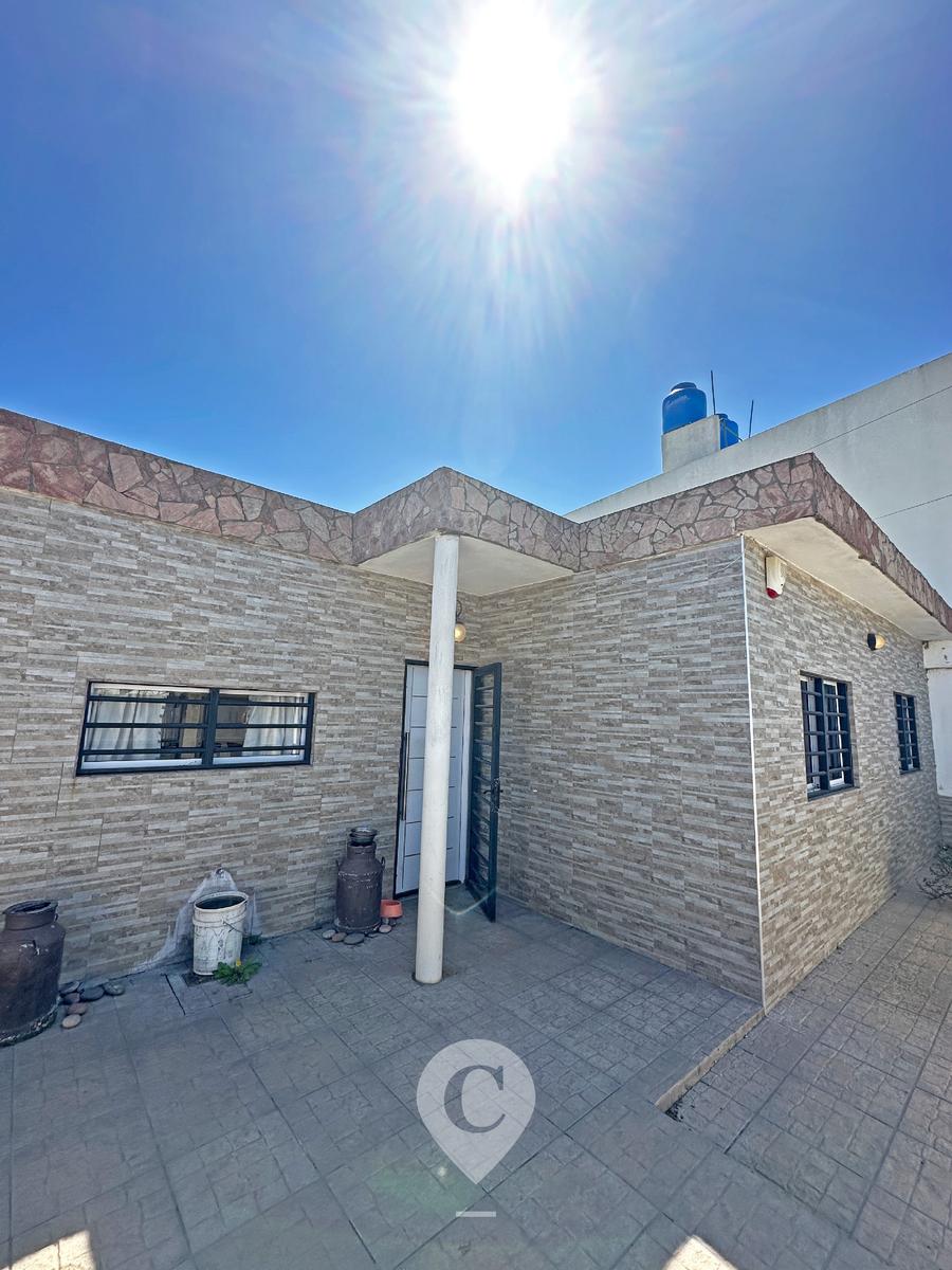 Casa en Venta de 2 dorm., escritorio, lavadero, garaje cubierto y patio con parrilla. Centro Zárate