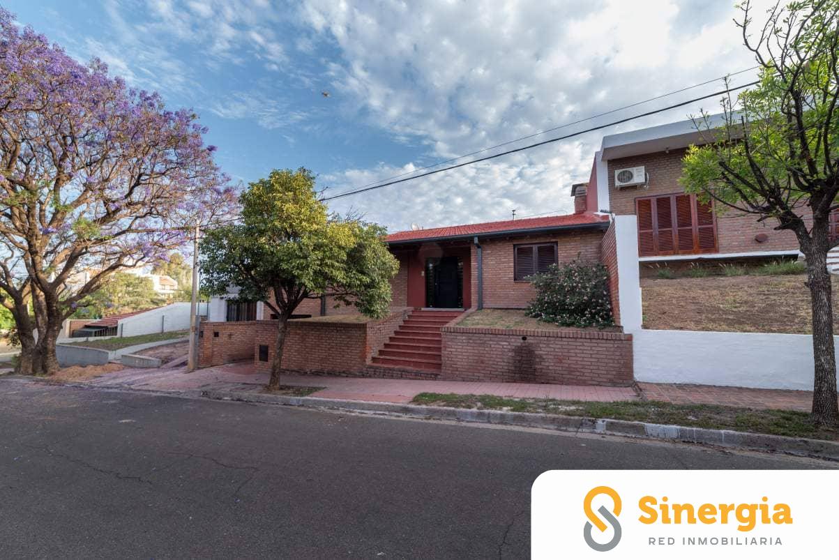 HERMOSA CASA EN VENTA DE 3 DORM - PARQUE VELEZ SARSFIELD