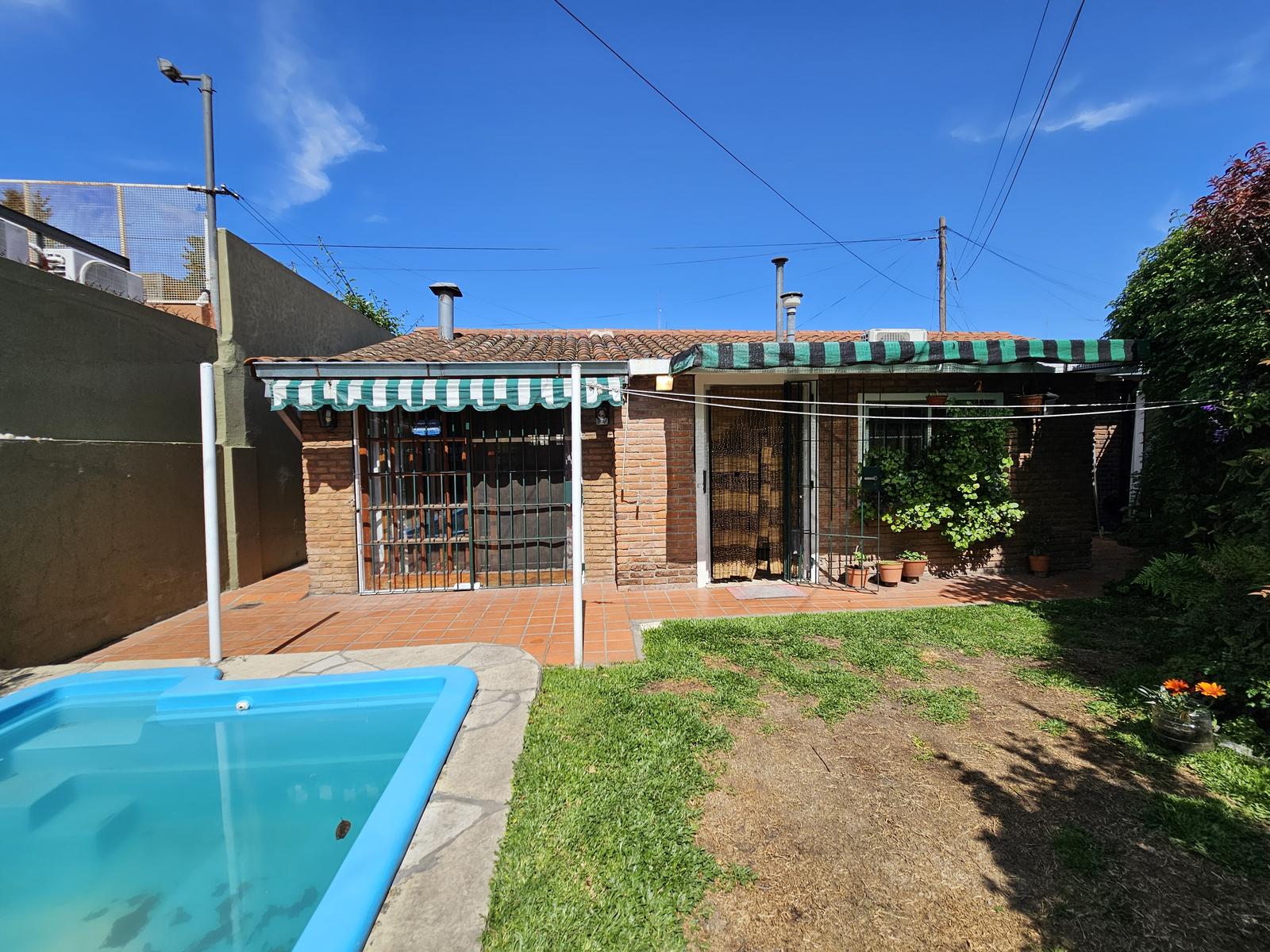 Casa  en una planta con jardín en barrio con porton de acceso común