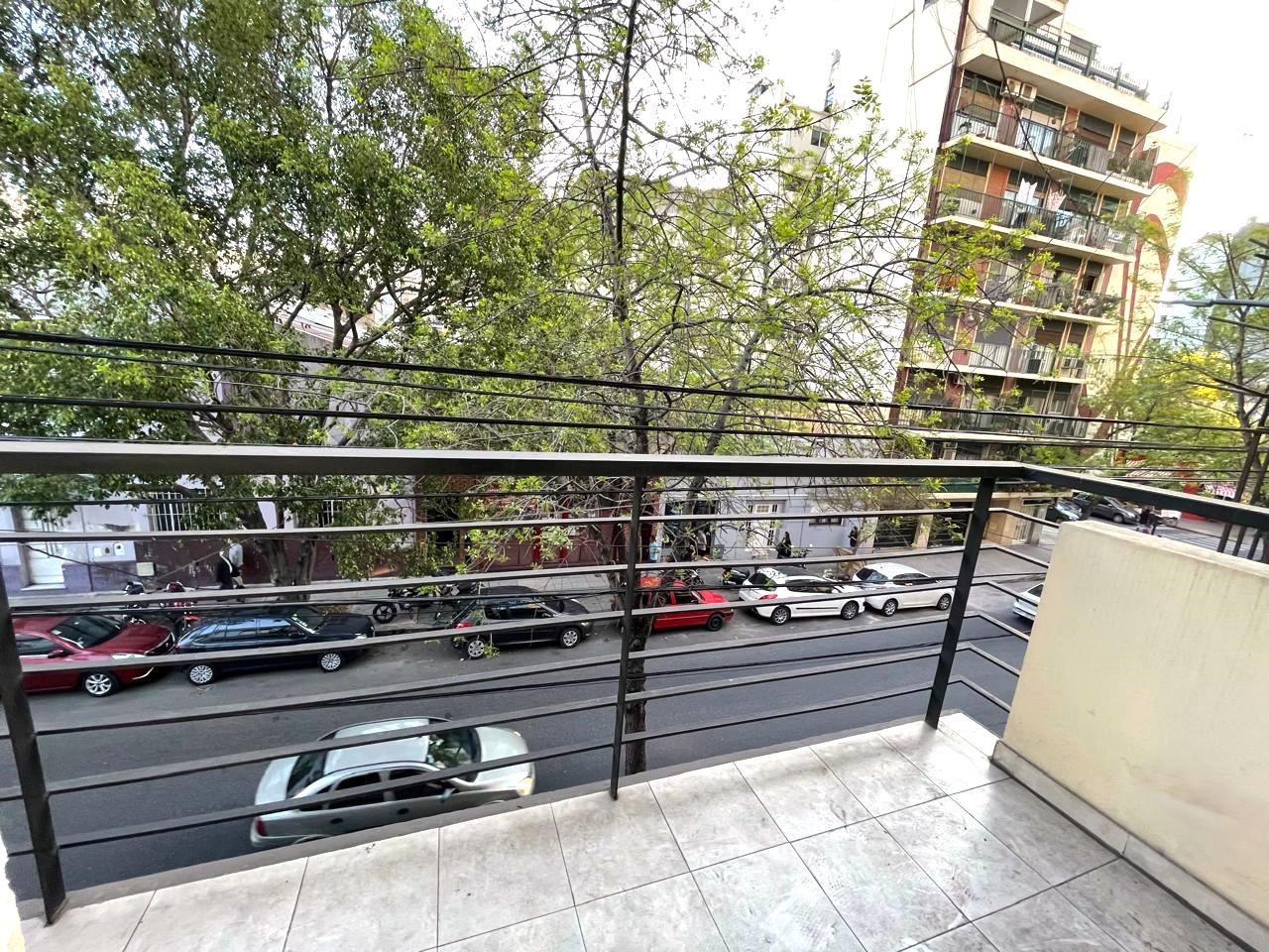 AMPLIO DEPARTAMENTO DE 2 AMBIENTES CON PATIO Y BALCON