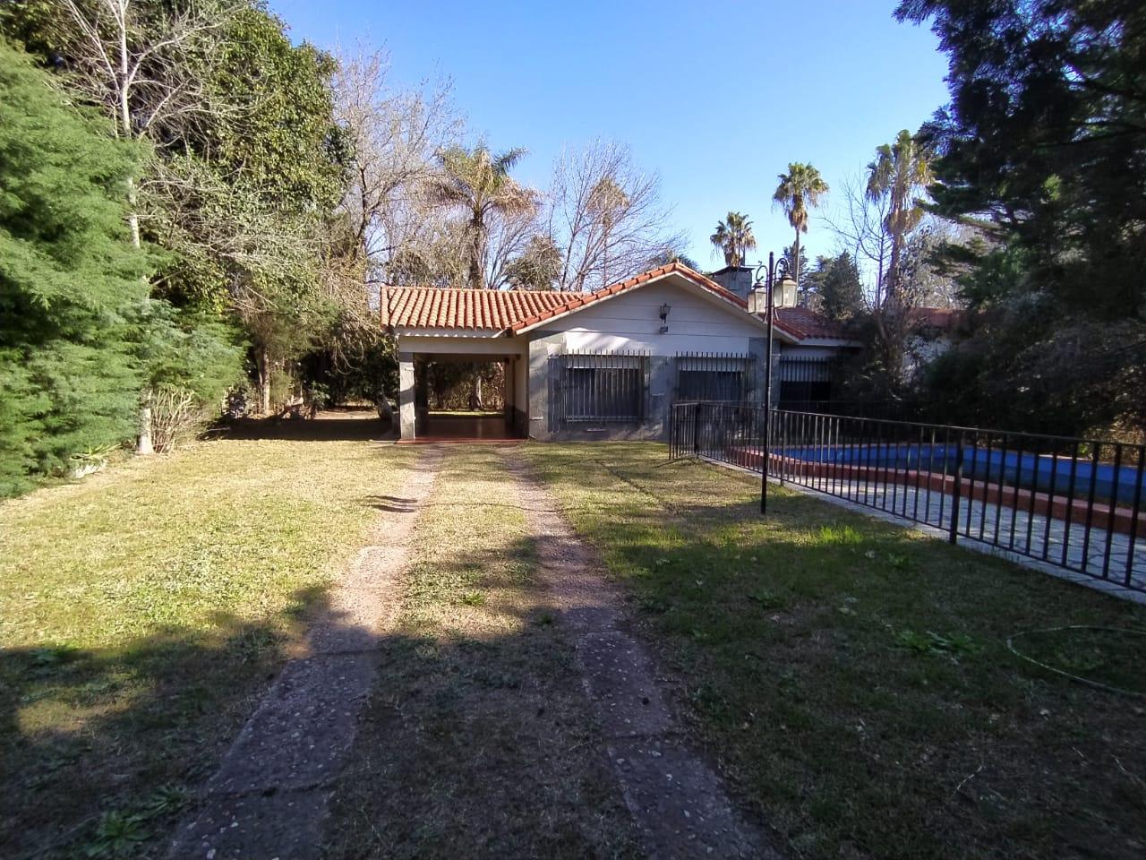 Chalet de estilo en barrio Los troncos