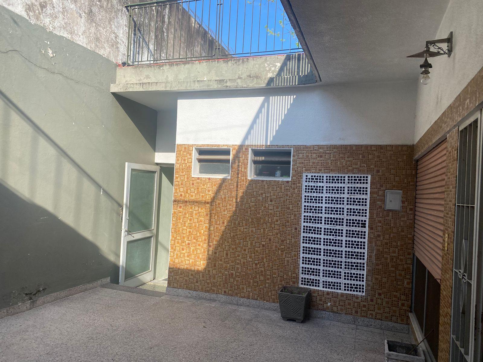 VENTA CASA  de 3 ambientes, 2 baños. con 2 patios, jardín