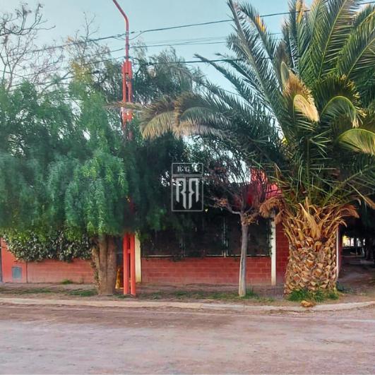 Casa amplia en venta en la ciudad de Fernández Oro, provincia de Río Negro