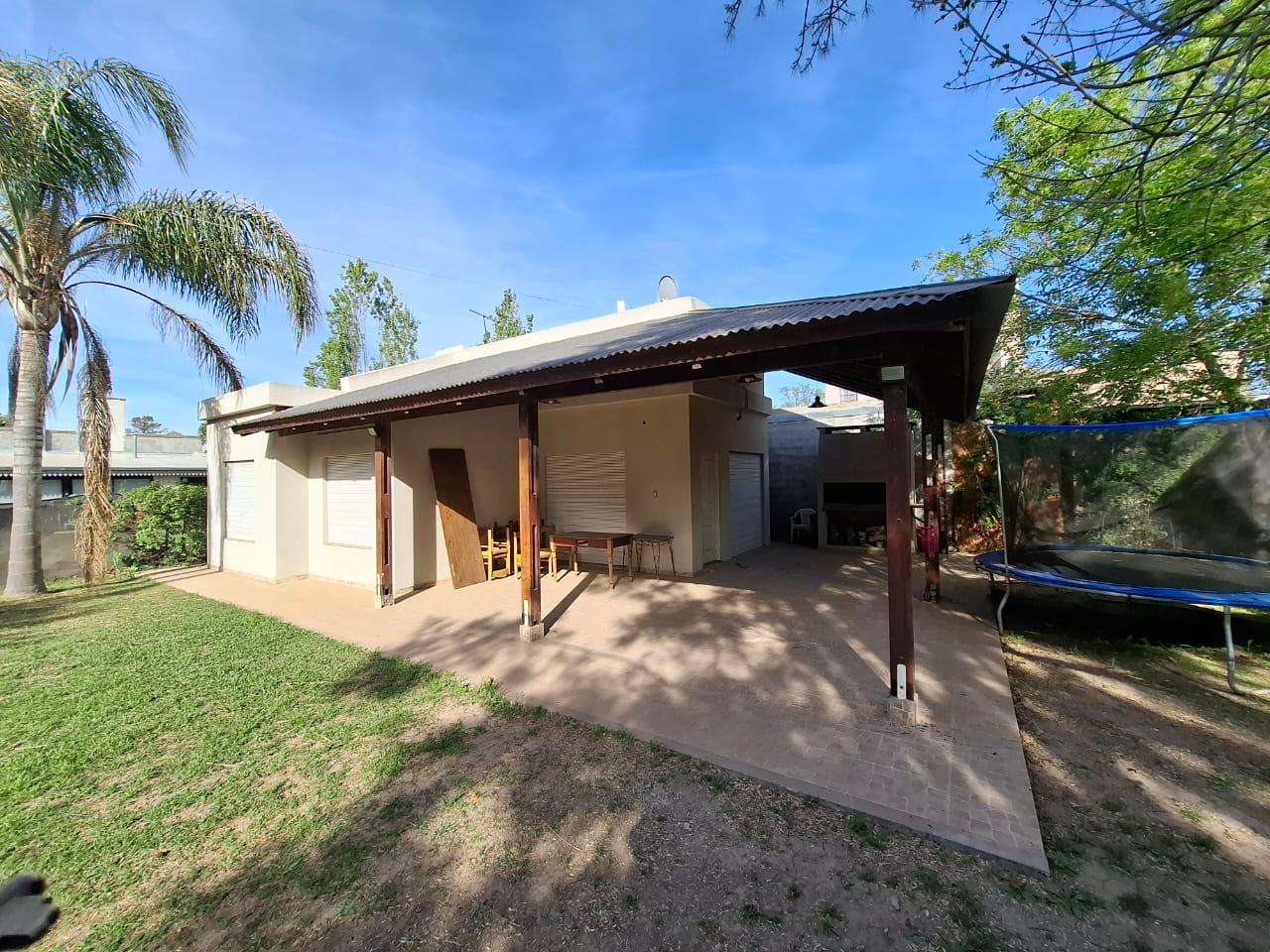 VENTA - CASA DE TRES DORMITORIOS CON PILETA Y JARDIN - ROLDAN