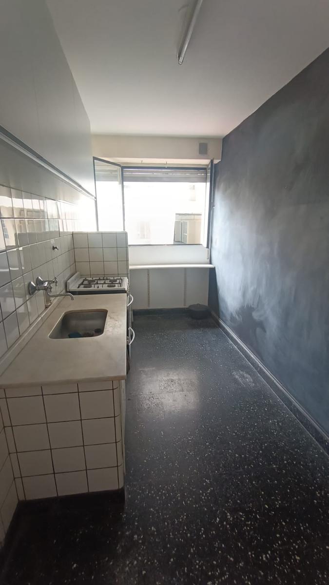 VENTA AMPLIO DEPARTAMENTO UN DORMITORIO. MITRE Y URQUIZA, ZONA CENTRO Y RÍO.