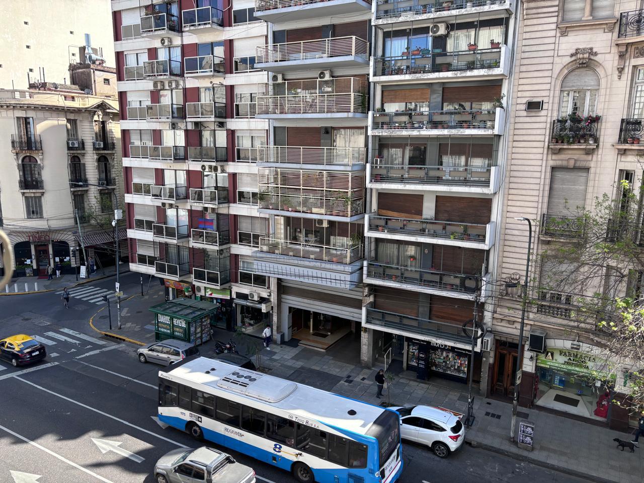 Cómodo y luminoso 4 ambientes estilo neoclásico sobre Av. Rivadavia