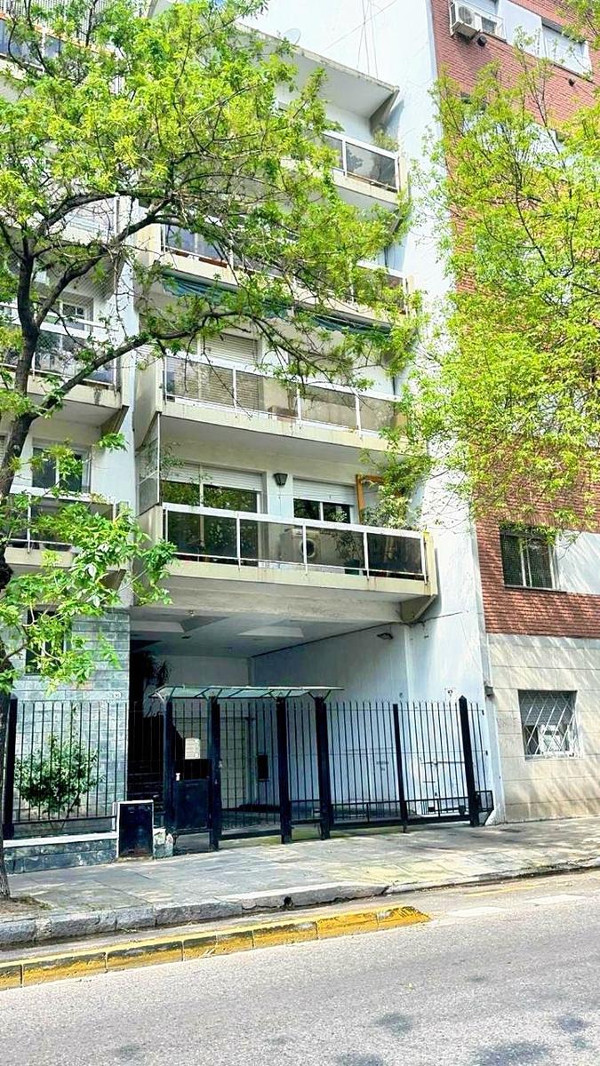 Venta de 2 Ambientes en Torre con Balcón y Cochera en Caballito