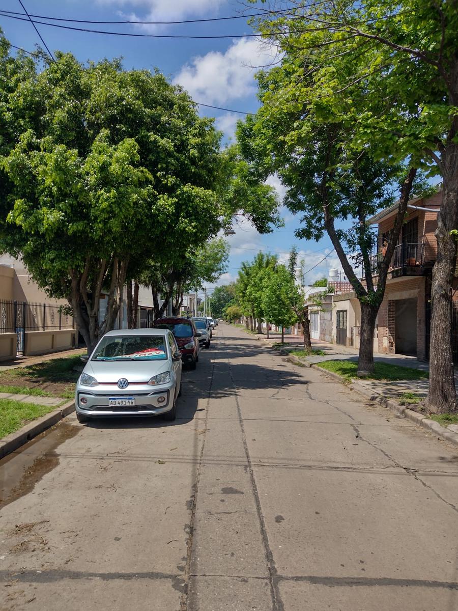 Venta Casa Dos Dormitorios Con Jardin. La Florida, Zona Norte