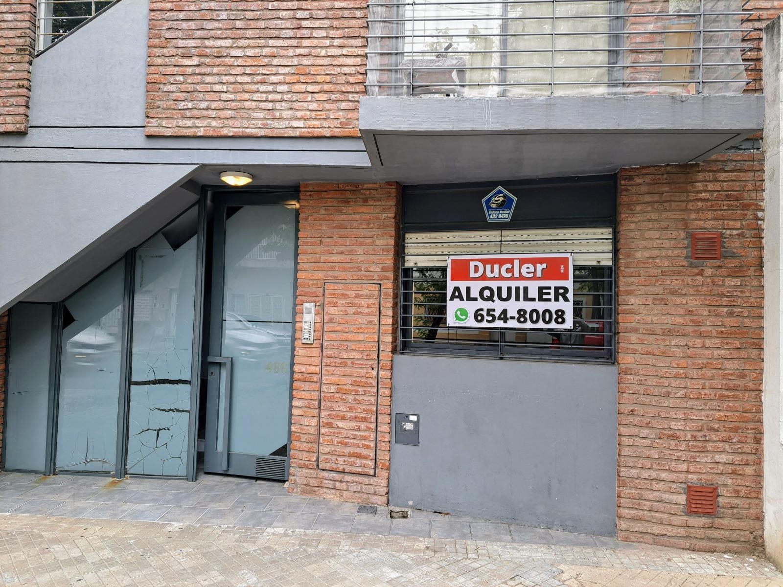 EN ALQUILER -DEPARTAMENTO DE 1 DORMITORIO CON PATIO -  CASTELLANOS 466 00 02 - $ 208.000