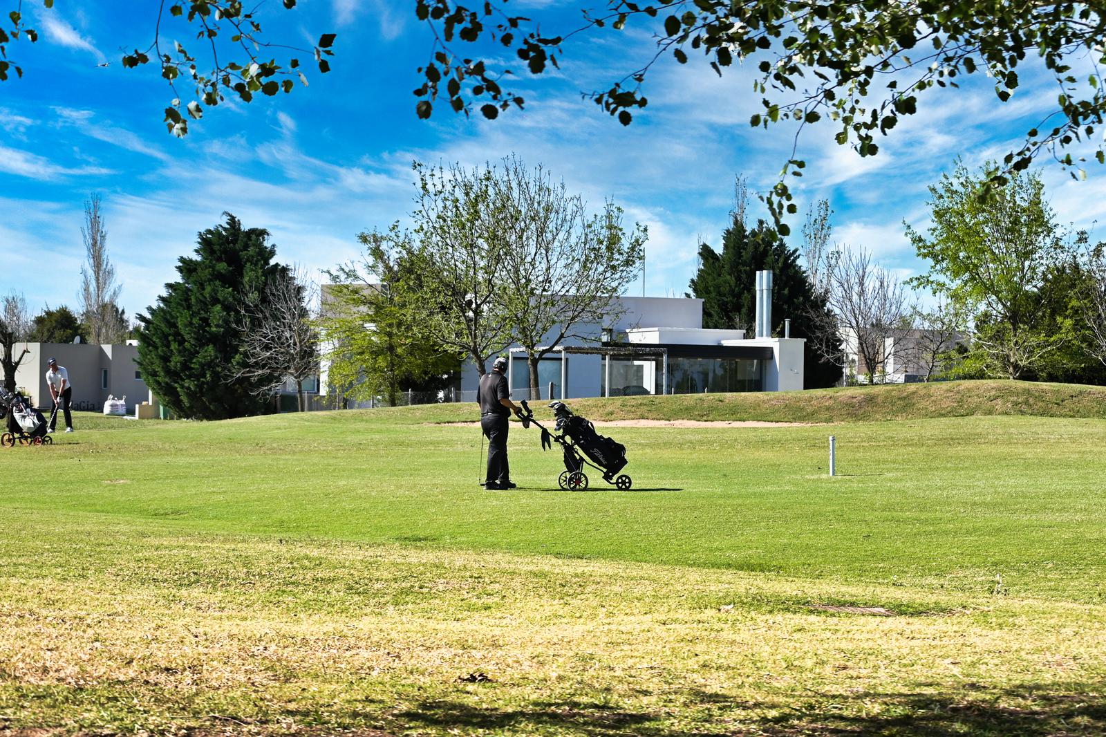 Casa en Venta 3 Dormitorios 3 Baños Cocheras Piscina Fondo lote cancha de Golf