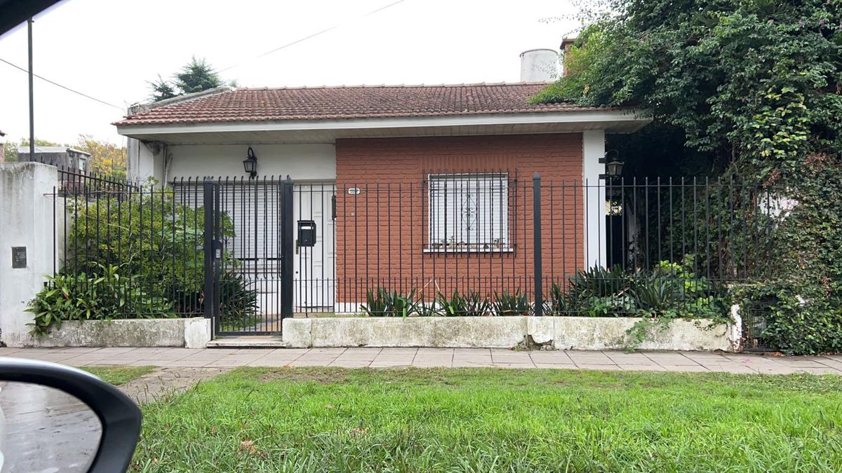 Casa en  RAMIREZ AL 1900 . ADROGUE. IDEAL PARA DOS FAMILIAS!!