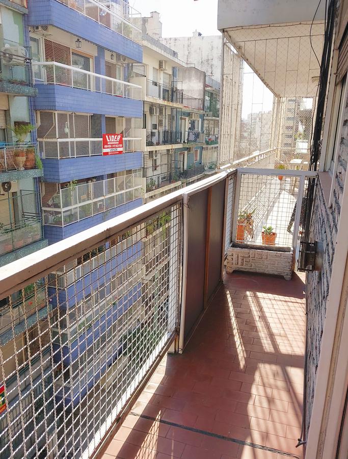 Excelente 3 ambientes al frente sol y luz Parque Rivadavia con balcon palier semiprivado