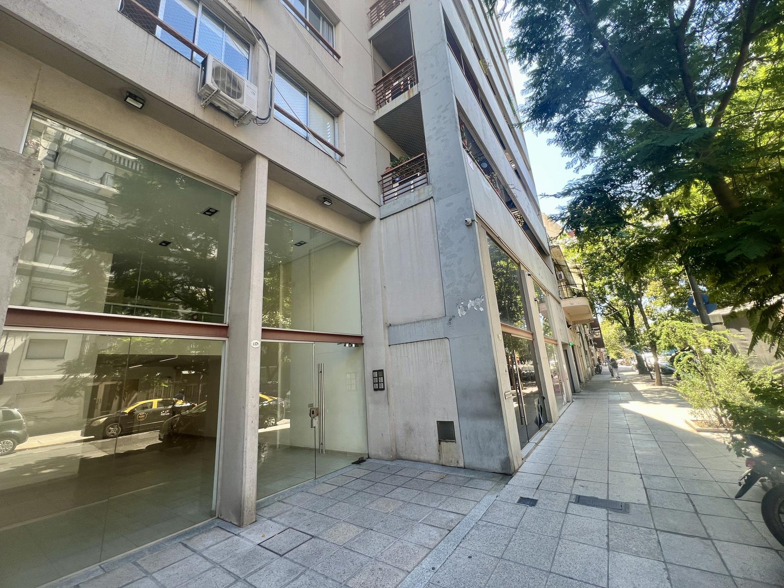 Departamento en venta de 2 ambientes amplios con dormitorio en suite y toilette. Sum, terraza, parrilla. Paternal