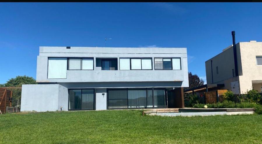 Venta hermosa Casa a Laguna Barrio Cantón Norte